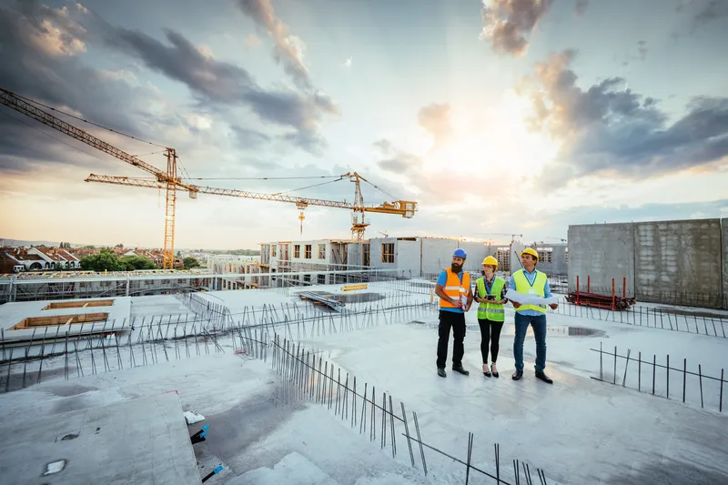 Het team van IDB Bouw bij een gerealiseerd gebouw