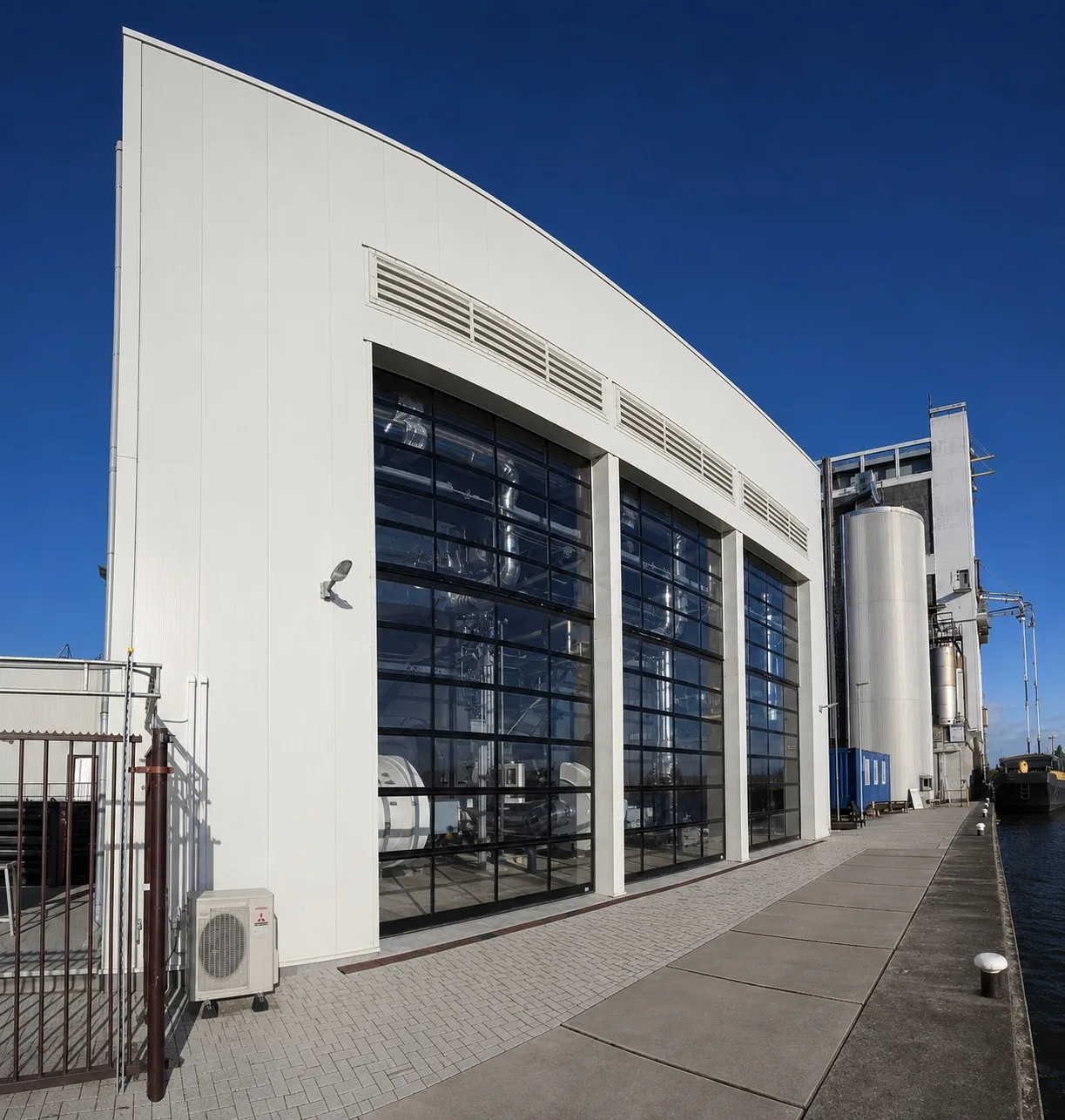 Foto 1: nieuw ketelhuis met leidingbrug aan de Zaan voor Tate & Lyle
