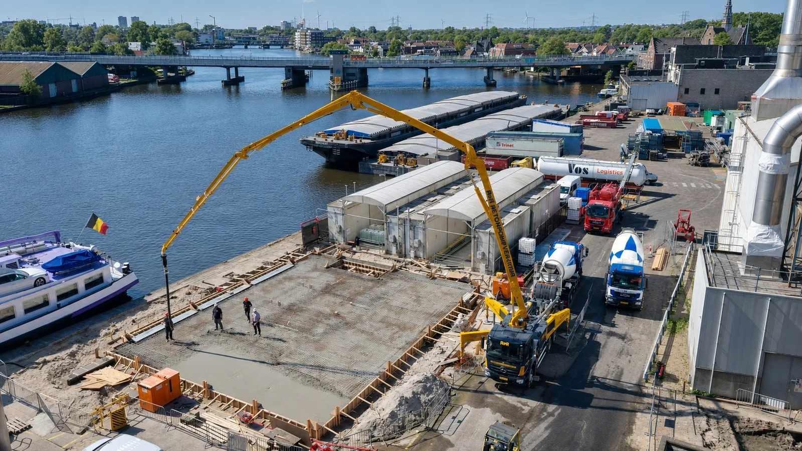 Foto 2: nieuw ketelhuis met leidingbrug aan de Zaan voor Tate & Lyle