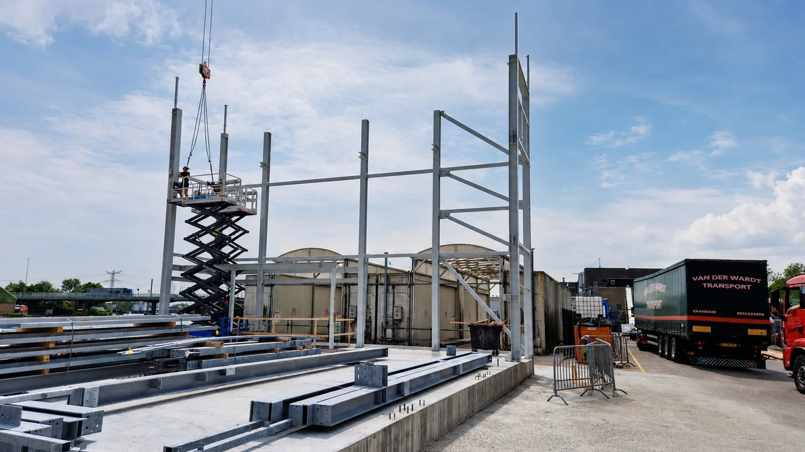 Foto 3: nieuw ketelhuis met leidingbrug aan de Zaan voor Tate & Lyle