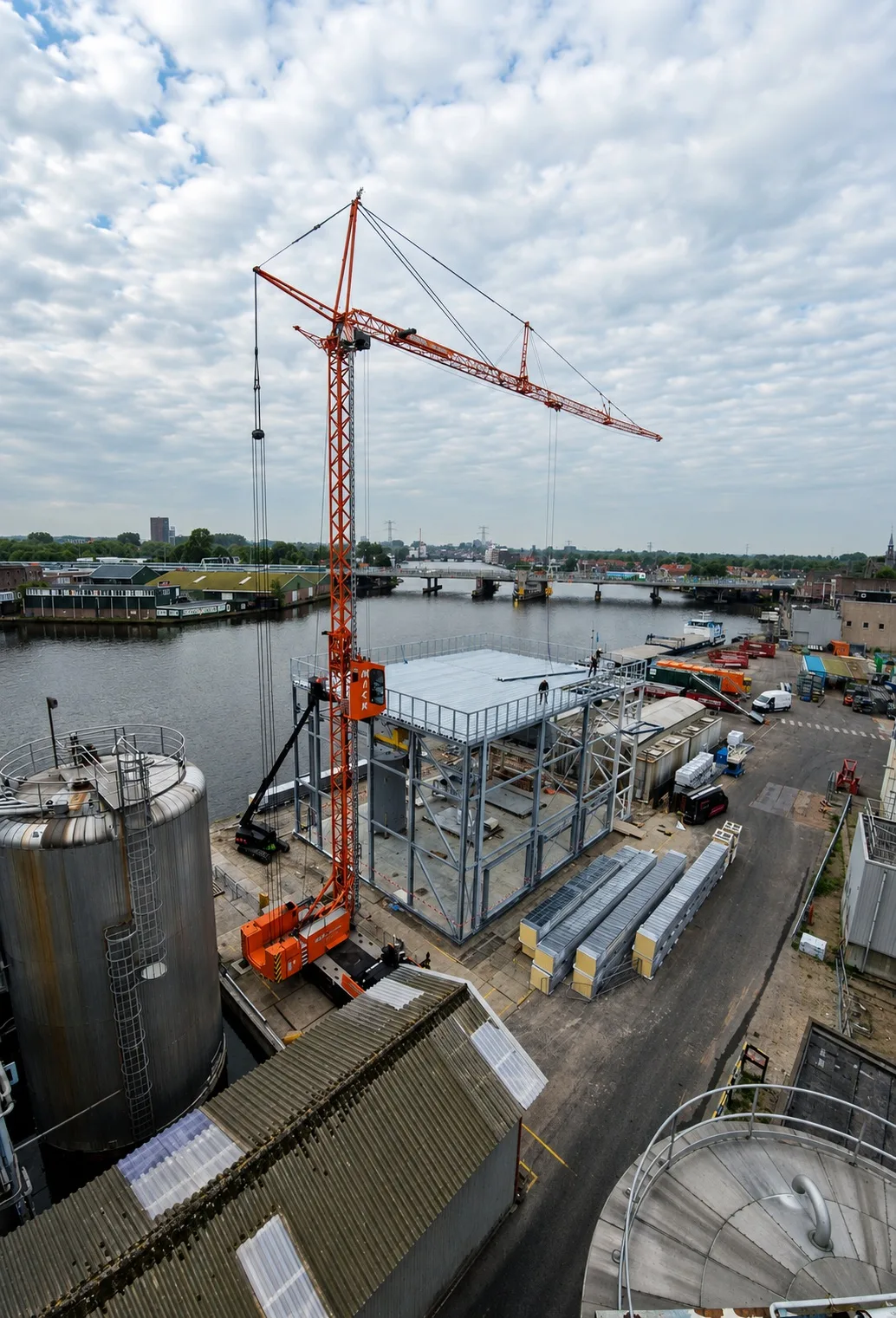 Foto 4: nieuw ketelhuis met leidingbrug aan de Zaan voor Tate & Lyle