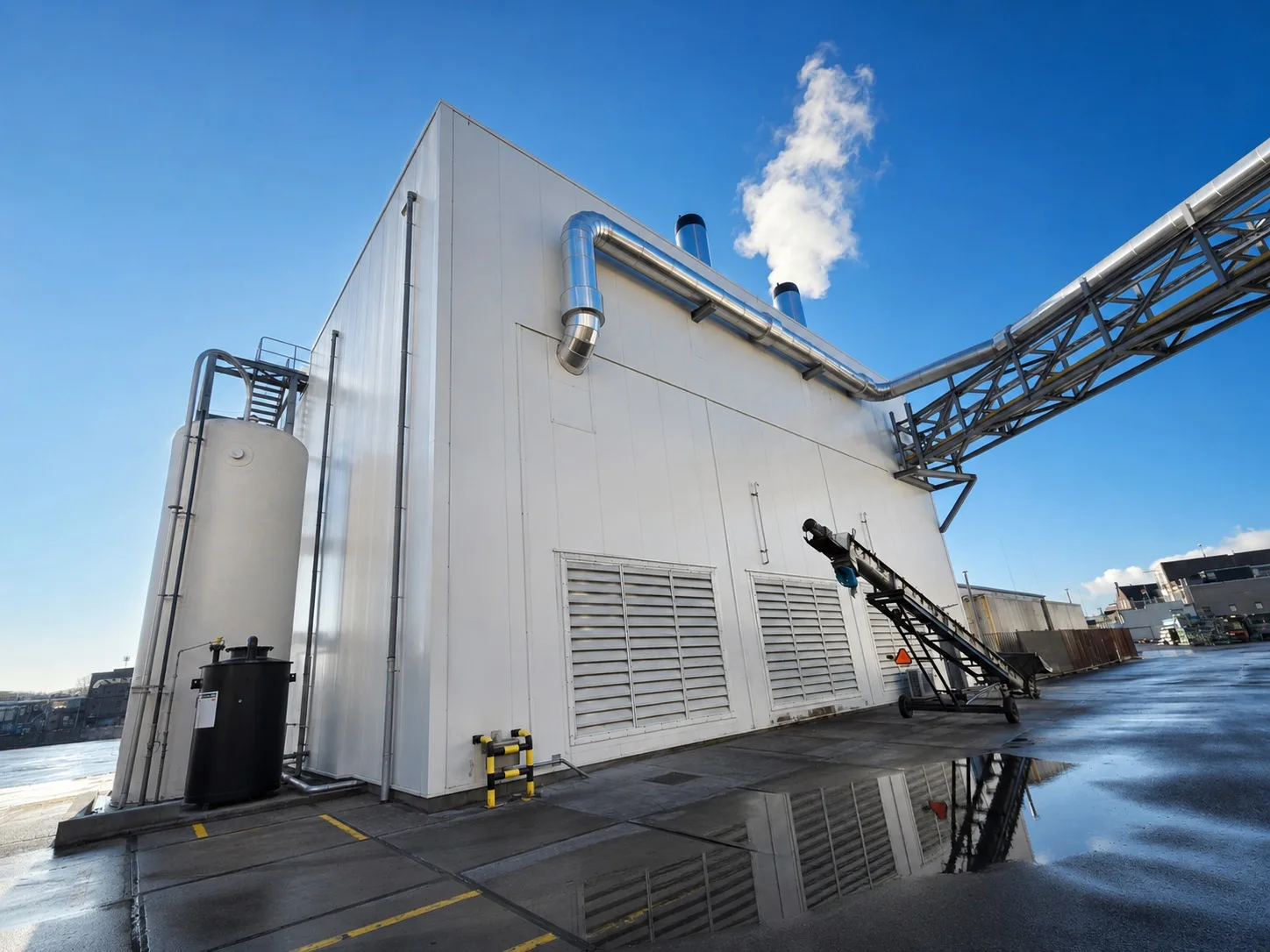 Foto 5: nieuw ketelhuis met leidingbrug aan de Zaan voor Tate & Lyle