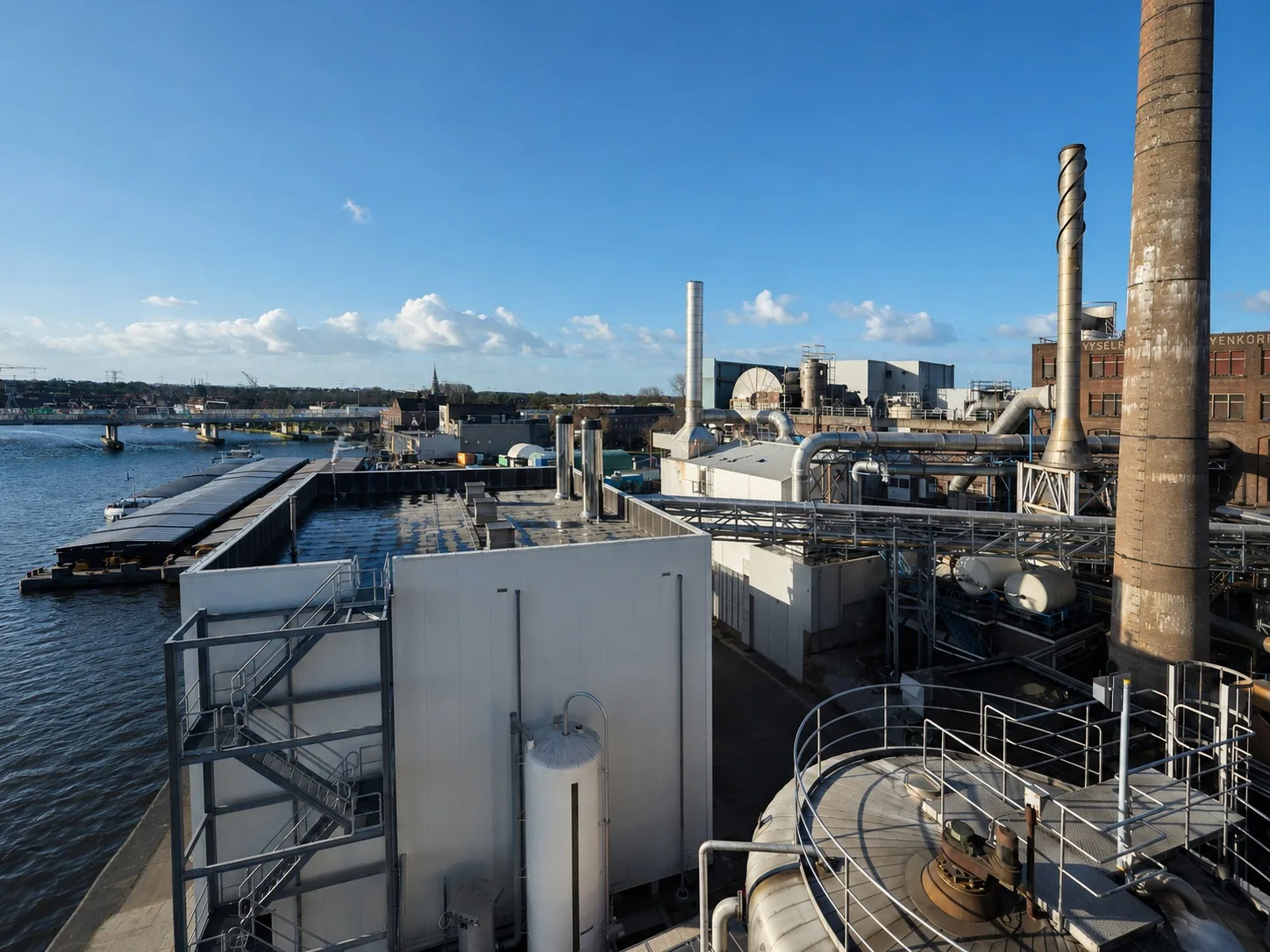 Foto 6: nieuw ketelhuis met leidingbrug aan de Zaan voor Tate & Lyle